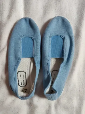 Chaussons gym taille 27 bleu clair et blanc neuf