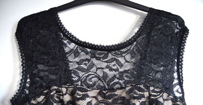 Robe dentelle noire doublée beige – taille M - photo numéro 2