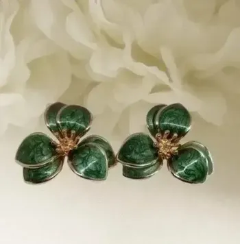 Boucles d'oreilles clous 3 pétales doubles émaillées vertes et dorées