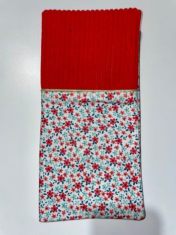 👉 Protège livret de famille artisanal – Motif fleurs rouge – Neuf