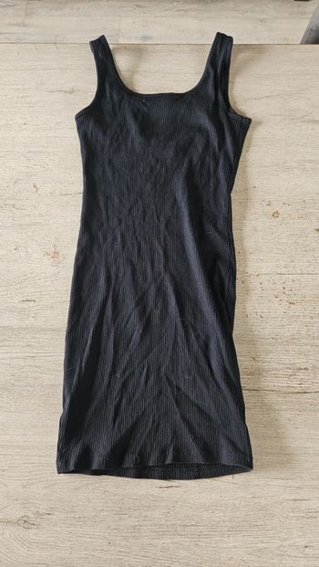 Robe noir moulante, cotellée, à bretelles, LH, 14 ans