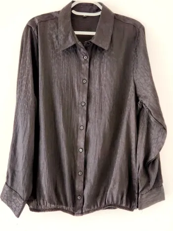 Chemise satinée noire effet plissé – Taille 46 motifs peau de panthère