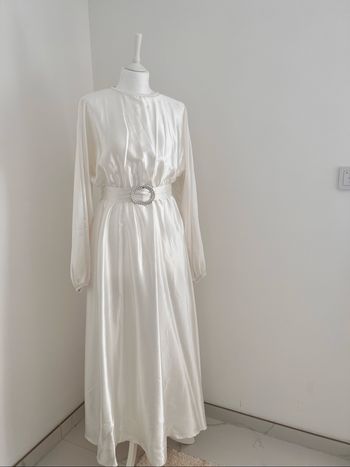 Robe blanche en satin