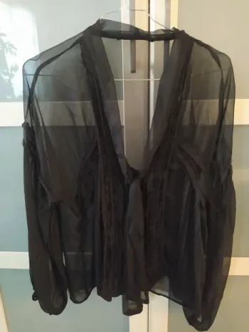 Blouse transparente noire brodée col châle