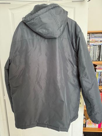 Manteau chaud à capuche bon état 