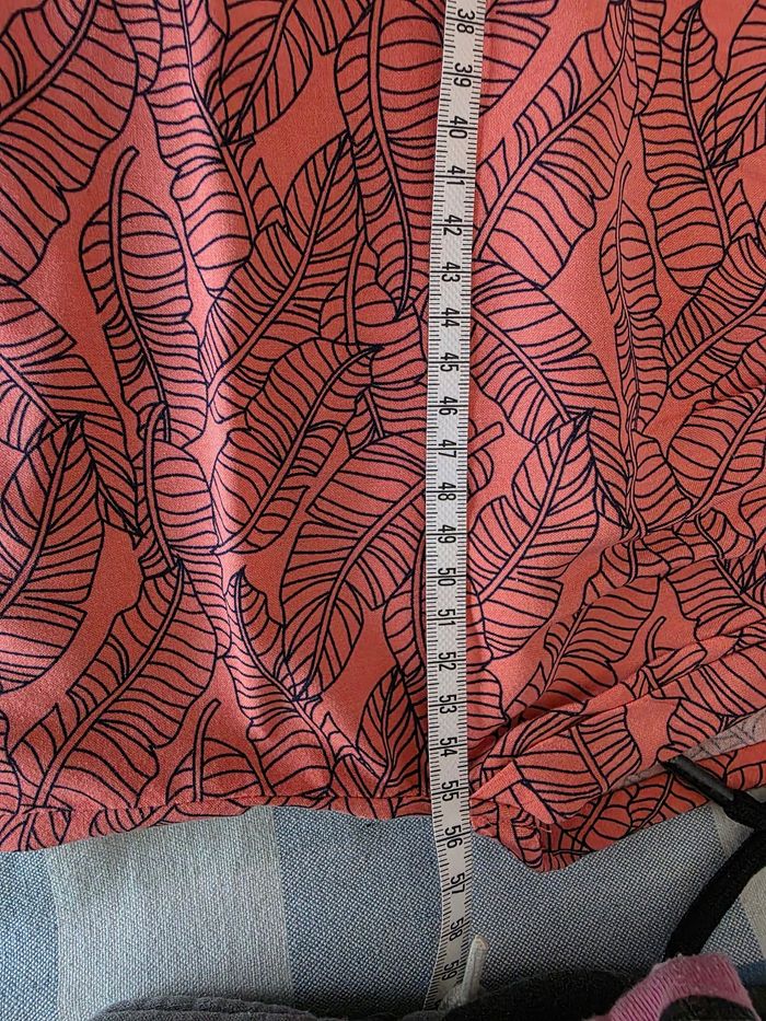 Blouse, corail a motif plumes marine, en acrylique, en excellent état, largeur d'épaule 39cm, largeur sous bras 56cm, longueur 57cm, marque In Extenso =5€ - photo numéro 5