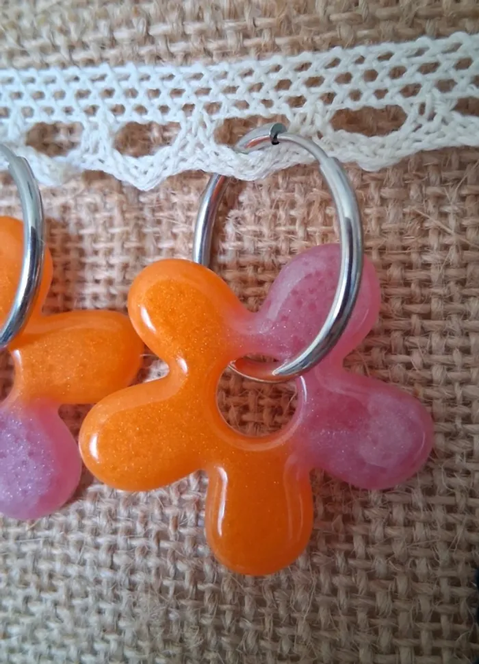 1 paire de boucles d'oreilles anneaux grandes pampilles fleurs résine - photo numéro 4