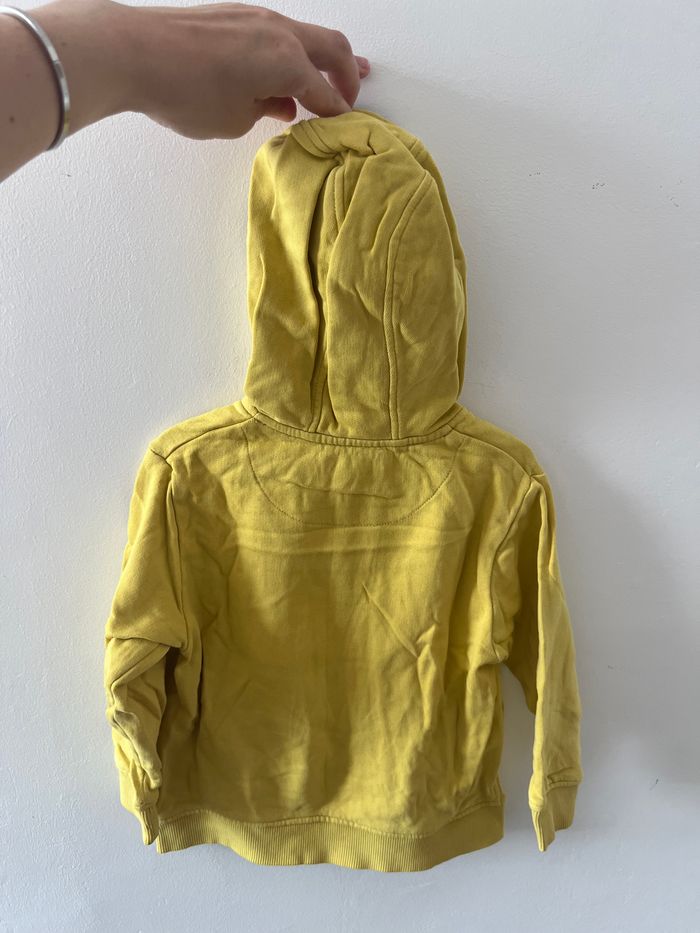 Gilet à capuche jaune