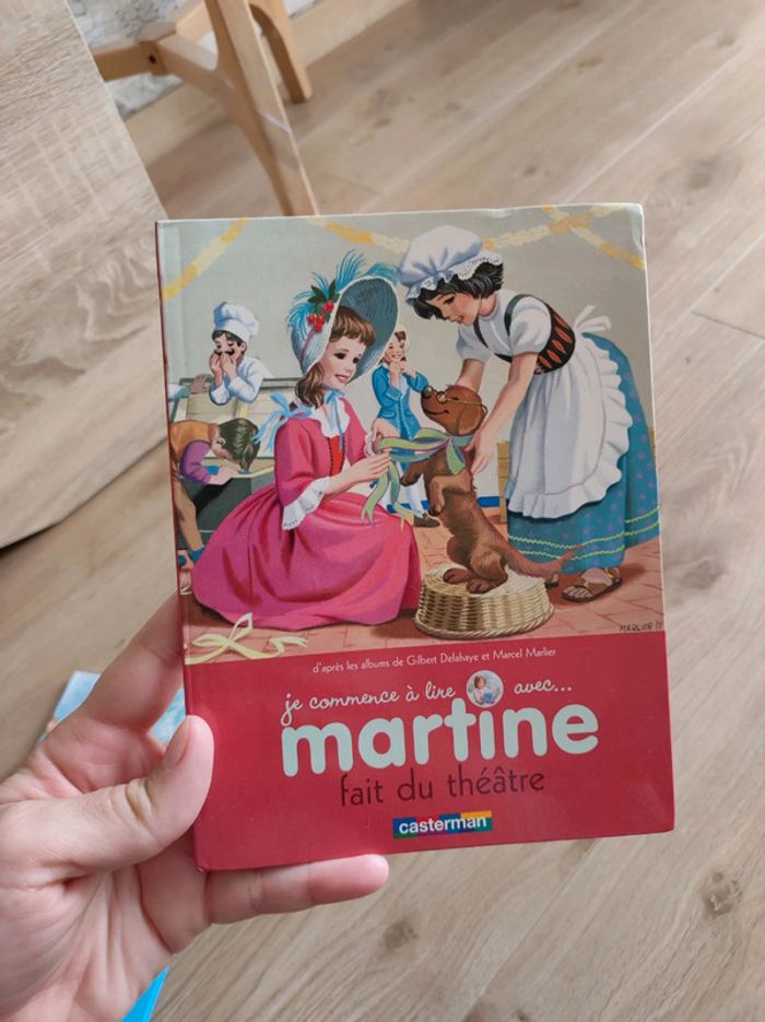 Je commence à lire - Martine garde son petit frère, fait du théâtre, apprends à nager - photo numéro 7