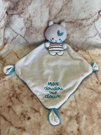 Doudou plat ours blanc bleu gris rayé cape Mon doudou tout doux Mots D’enfants