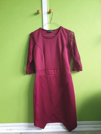Jolie robe en dentelle bordeaux