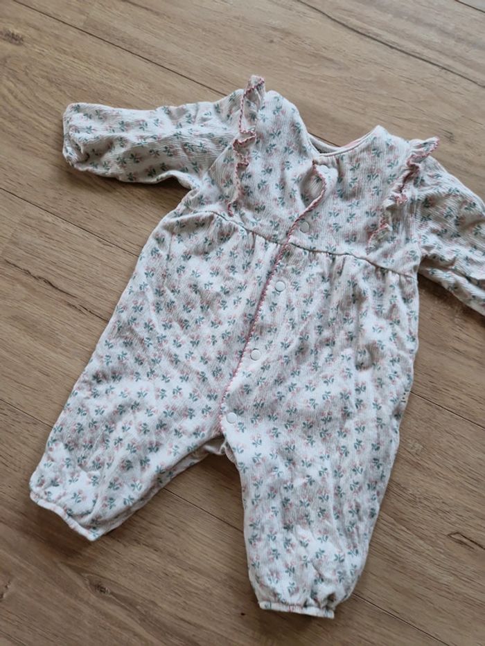 Combinaison Fleurie obaibi taille 6 mois - photo numéro 2
