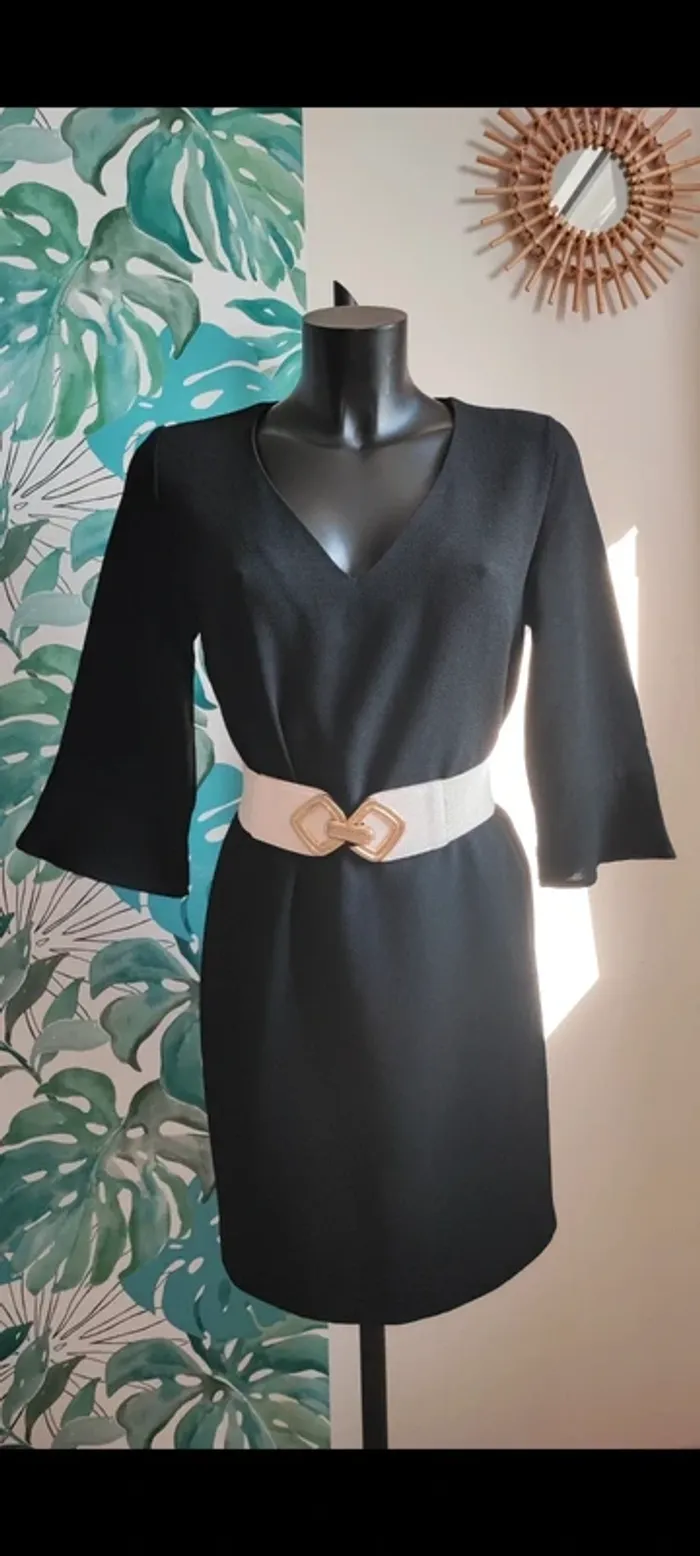 Petite robe noire taille 36/38 - photo numéro 2