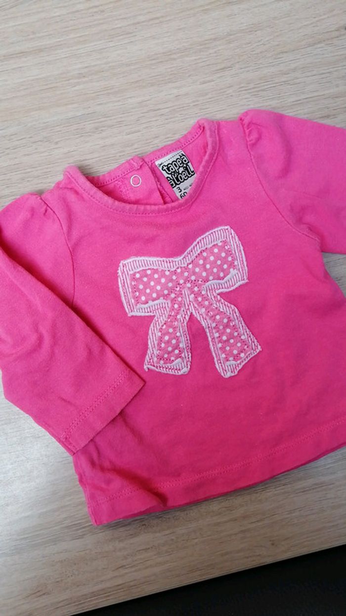 T-shirt rose avec un nœud