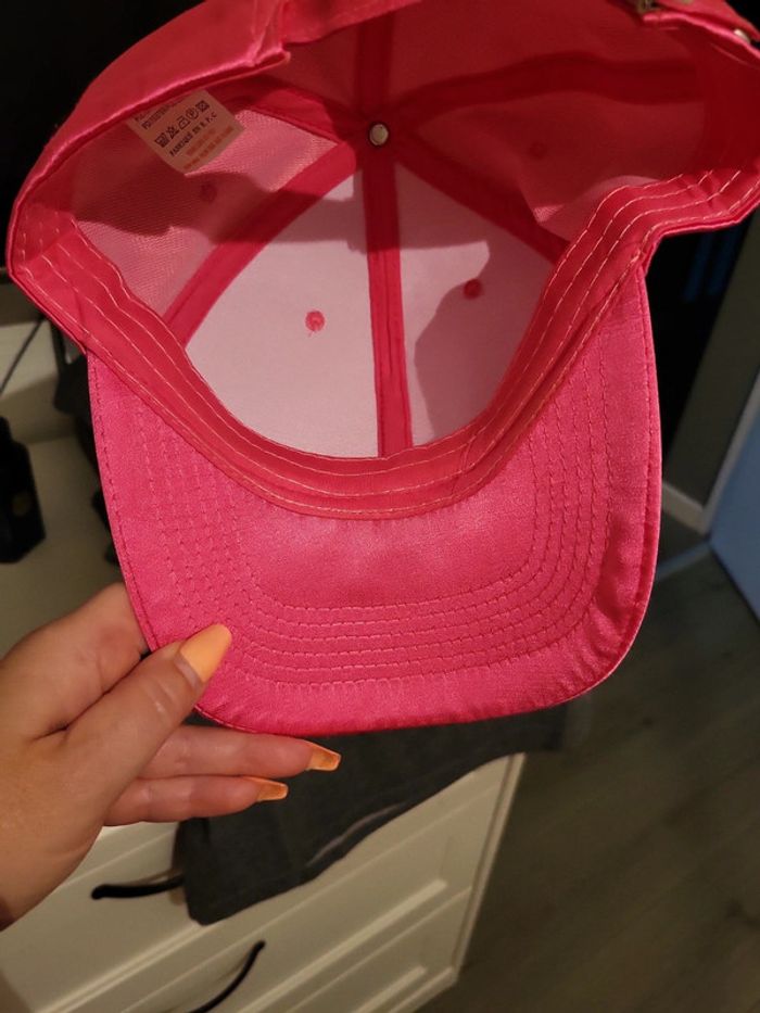 Casquette rose brillante neuve - photo numéro 2