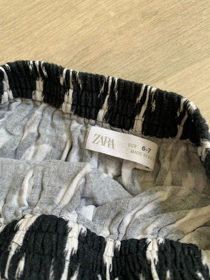 Jupe courte noire et écrue, 6-7 ans, Zara en très bon état - photo numéro 4