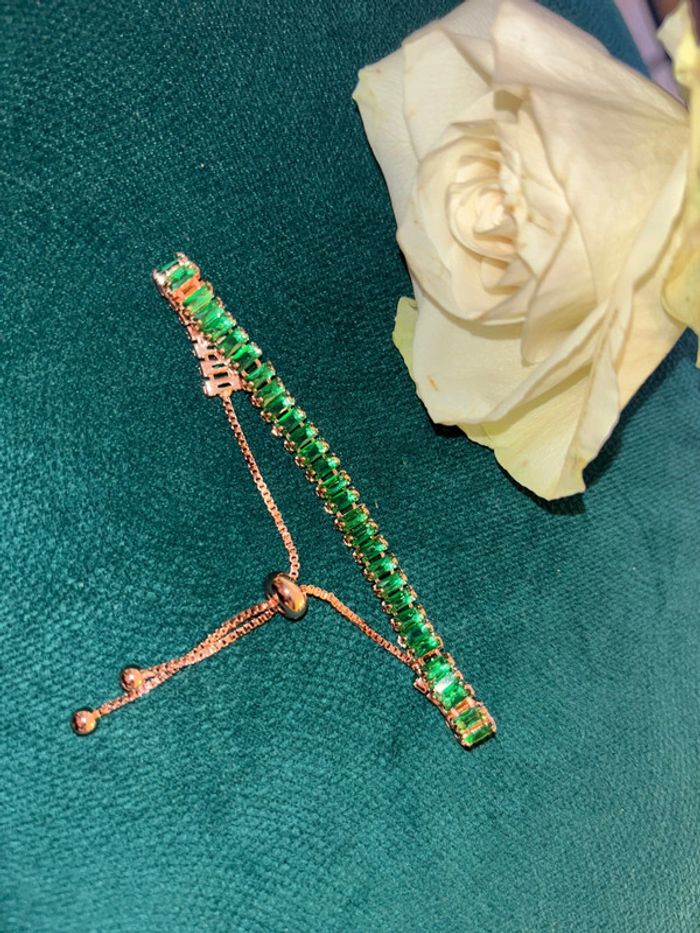 Magnifique bracelet rose doré pierres vertes neuf vendu avec boîte - photo numéro 3