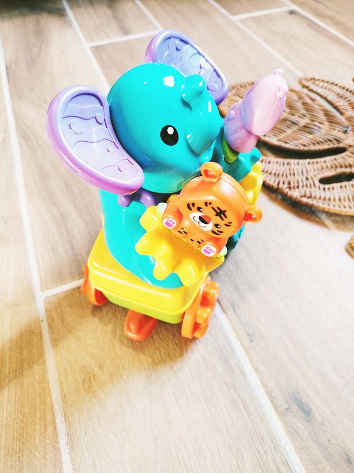 🐘Elephant à roulettes avec engrenages et petits animaux en plastique marque Vtech - photo numéro 3