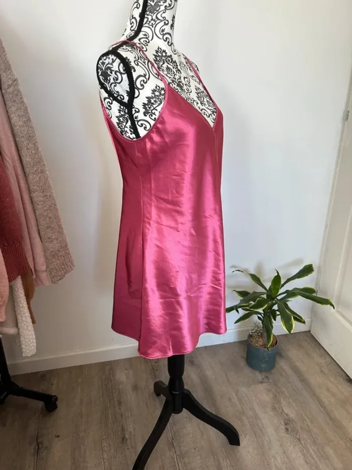Nuisette satinée rose framboise – Taille 36 – Très bon état - photo numéro 2