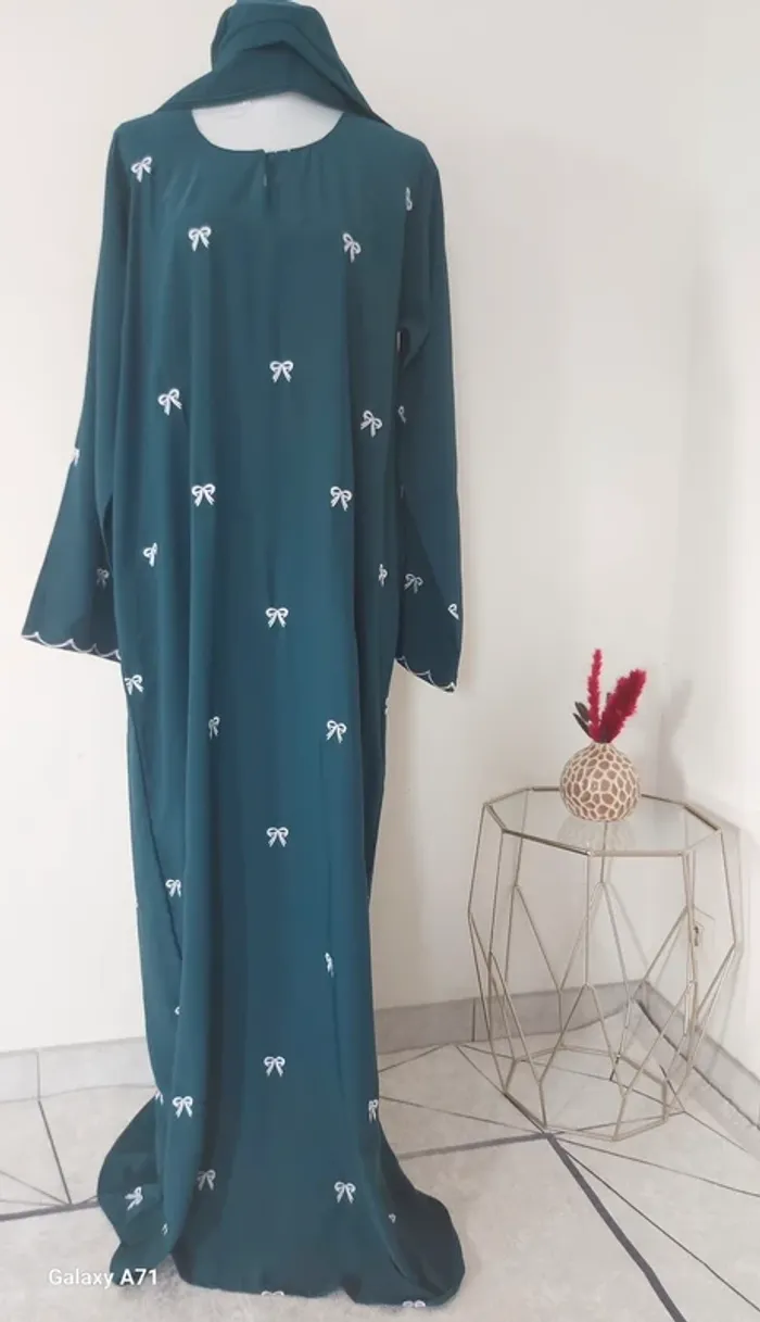 Robe Dubai avec motifs neuve