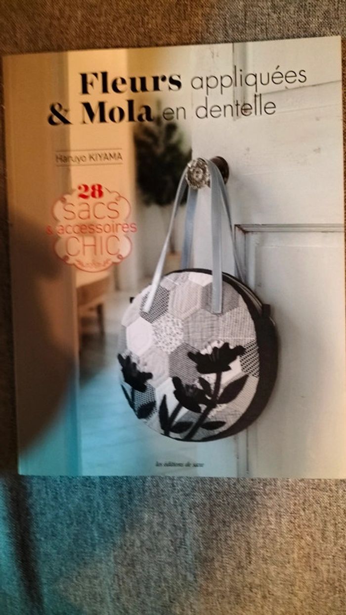 Fleurs appliquées &Mila en dentelles - photo numéro 1