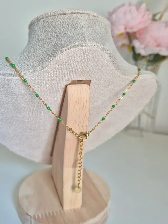 Collier ras du cou 🌸 perles en résines vertes et trèfle nacré - photo numéro 4