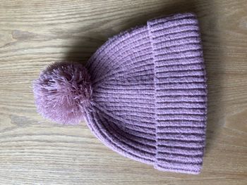 bonnet en maille côtelée avec pompon taille 2/4 ans