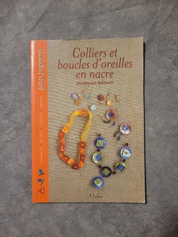 Colliers et boucles d'oreilles en nacre Dominique Balalaeff, Julien Clapot