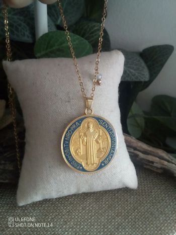 Collier de protection médaille Saint Benoît et pierre naturelle aigue marine