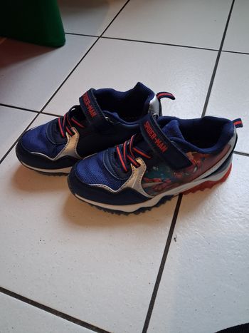 Très belles baskets Spider Man lumineuses 