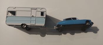 Ds Citroën avec caravane bleu