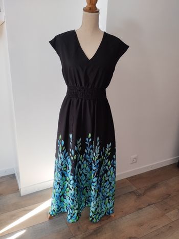 Robe noire longue fleurie