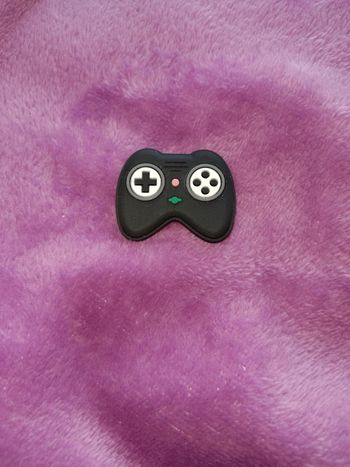 Broche manette console de jeu ancienne