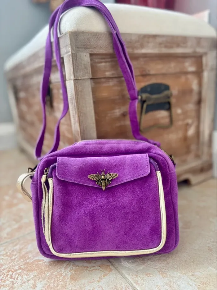 Sac bandoulière cuir violet avec fermeture abeille