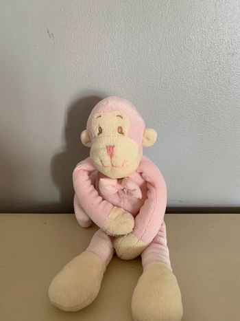 Doudou singe rose