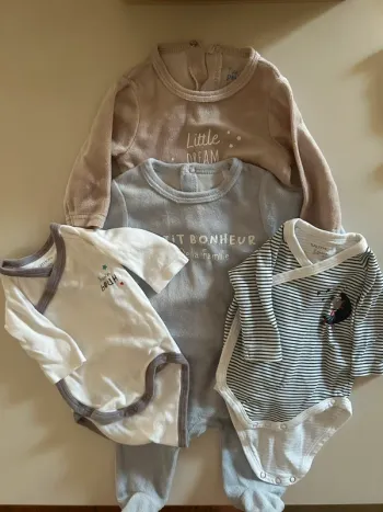 Lot pyjamas bodys état neuf