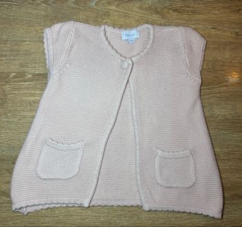 Gilet rose pâle sans manches ./