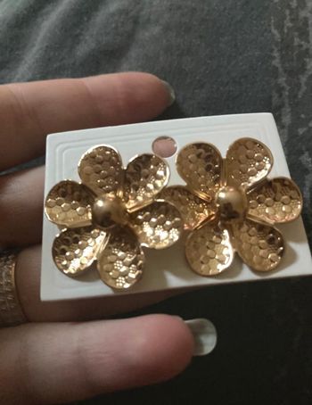 Boucles d’oreilles NEUVES avec étiquette pour femme forme de fleurs 🌼 couleur doré