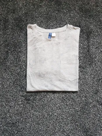 Tee shirt taille M
Gris