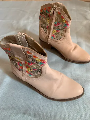 Bottines Promod brodée sur la tige beige P 36
