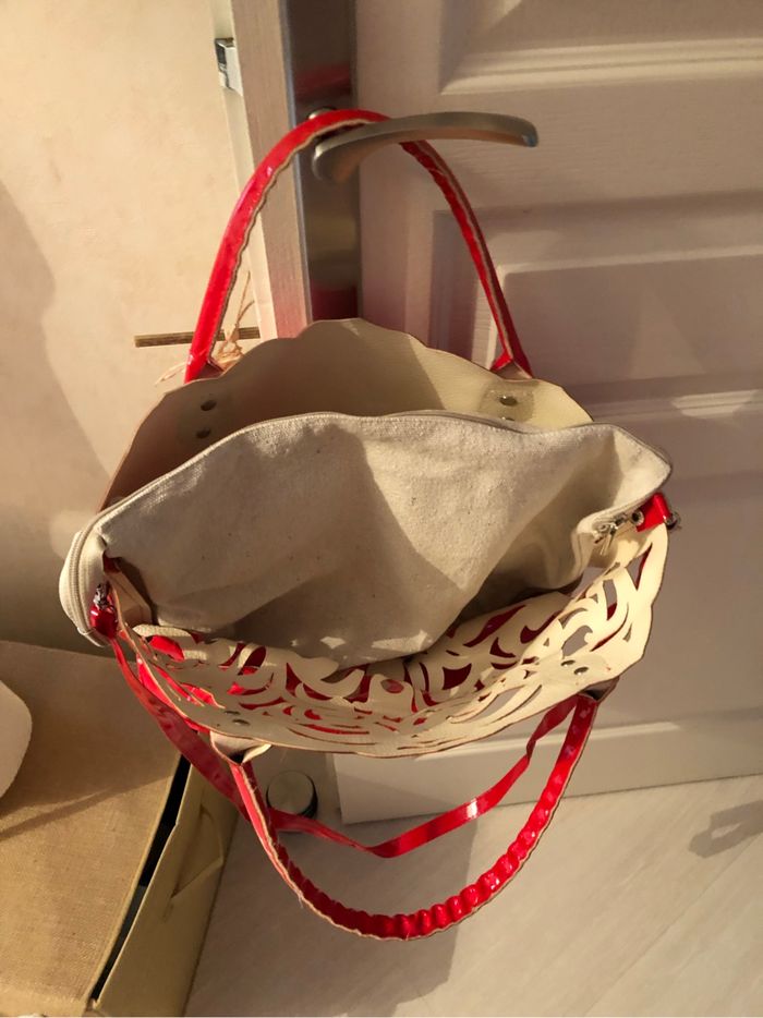 Jolie sac rouge avec sa housse Café noir - photo numéro 3