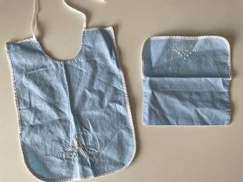 Bavoir et poche de rangement