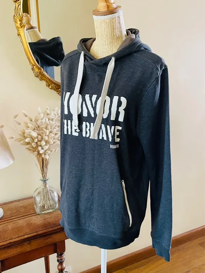 sublime Sweat a capuche Domyos honor the brave gris fonce poches laterales cordons blancs