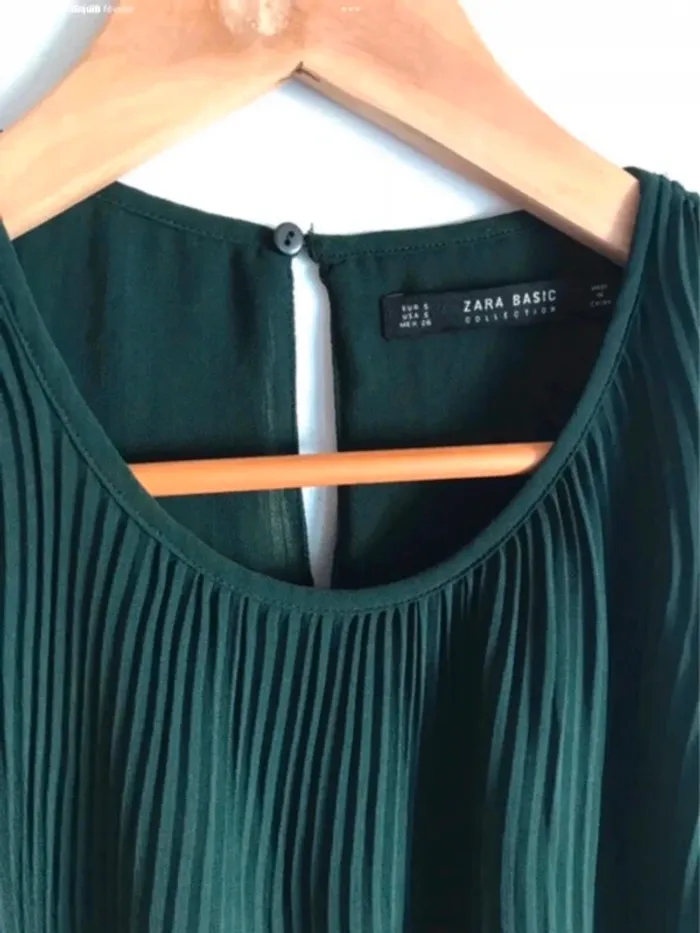 Haut Zara basic sans manches vert sapin plissé taille S - photo numéro 2