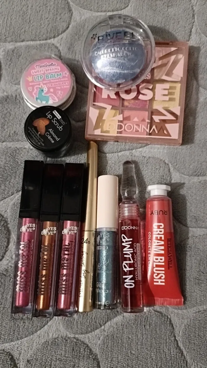 Lot 11 maquillages - photo numéro 2