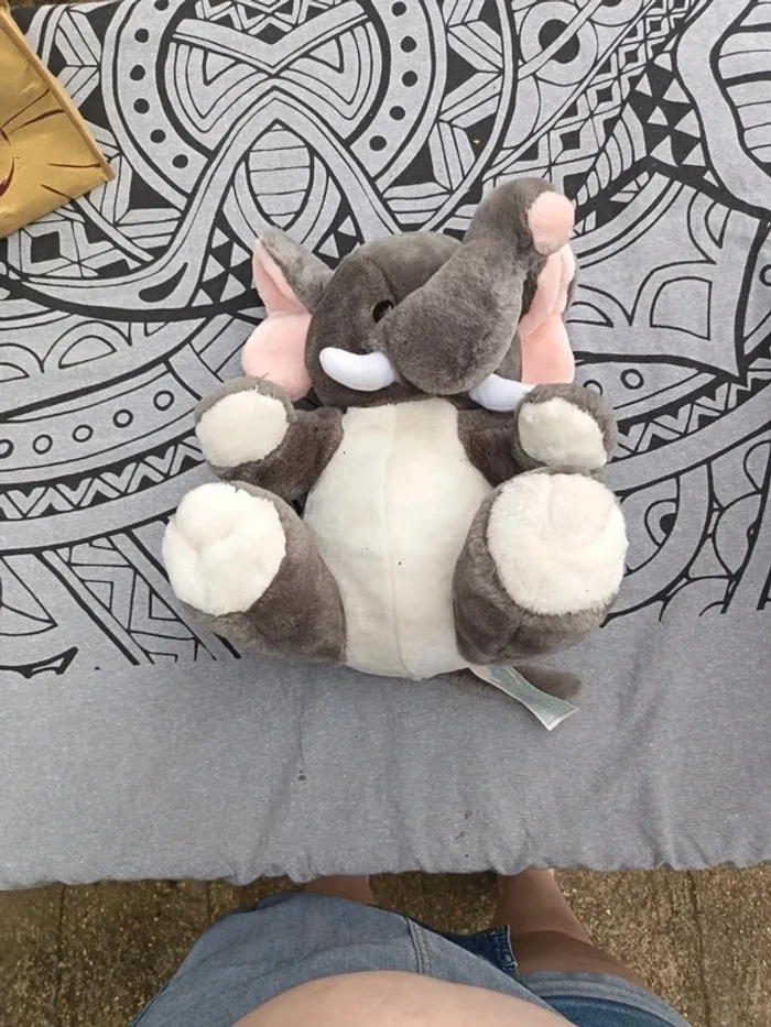 Peluche éléphant.