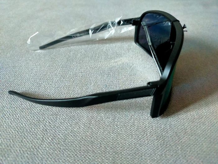 Lunettes de soleil enfant noires – Catégorie 3 – Neuf avec étiquette - photo numéro 4