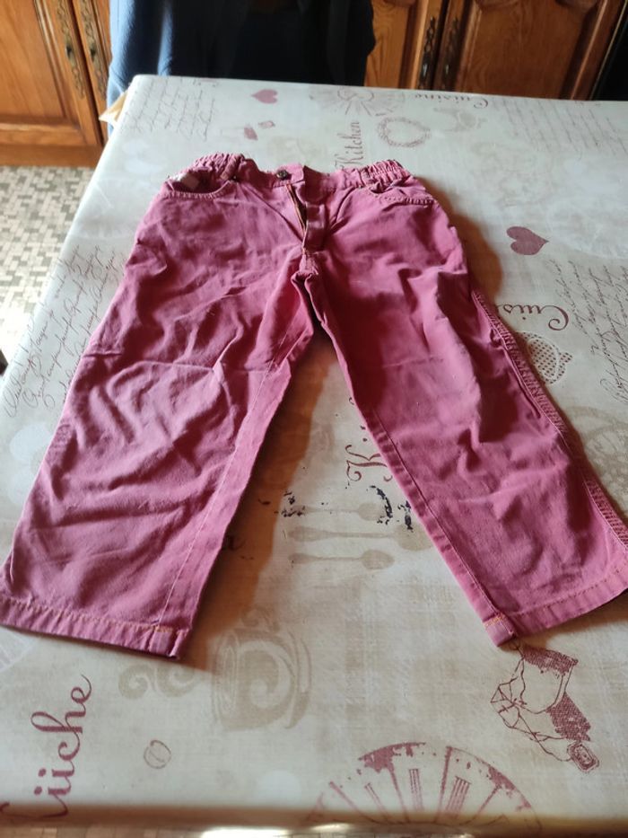 lot vêtements 4 ans 1 pantalon bordeaux, 1 sweat bordeaux 3  shirt vert, 1 jaune,  1 vert beige rayé - photo numéro 2