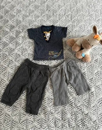 Ensemble t-shirt, pantalon et sarouel 9 mois