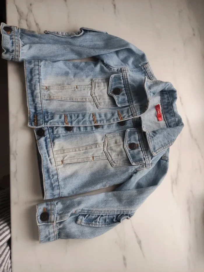 Très belle veste en jean taille 5 ans en très bon état